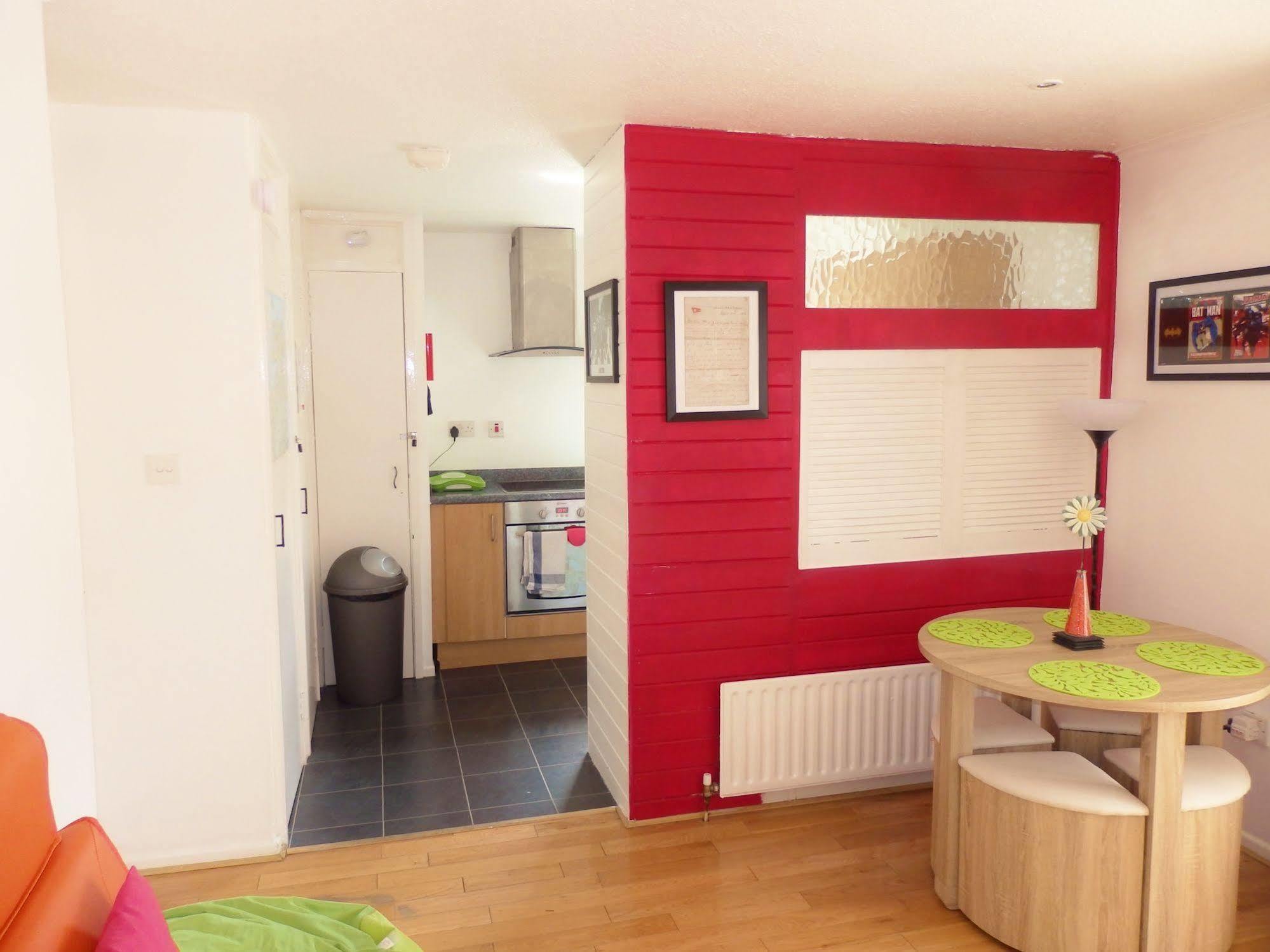 Very Central Location- Free Parking - 2 Bedrooms Belfast Esterno foto